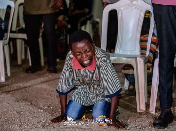little boy praying